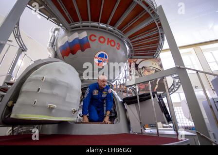 L'expédition 43 de la Station spatiale internationale L'astronaute de la NASA Scott Kelly sort un simulateur Soyouz sur le deuxième jour de qualification examens en vue de leur lancement à la Station spatiale internationale à bord d'un vaisseau Soyouz TMA-16M au centre d'entraînement des cosmonautes Gagarine le 7 mars 2015 à la Cité des étoiles, en Russie. Banque D'Images