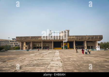 La Vidhan Sabha ou assemblée législative conçue par Le Corbusier à Chandigarh, Inde Banque D'Images