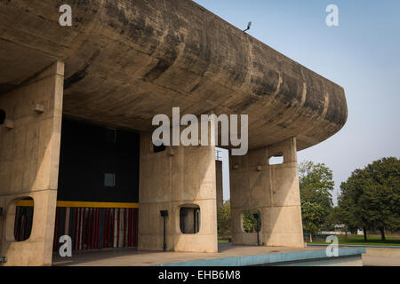 La Vidhan Sabha ou assemblée législative conçue par Le Corbusier à Chandigarh, Inde Banque D'Images