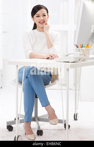 Certain young business woman sitting in the office Banque D'Images