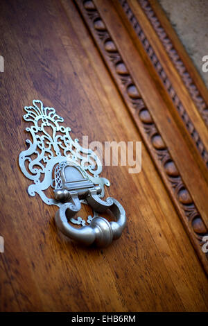 Vieux knocker sur une porte en bois d'un bâtiment français Banque D'Images