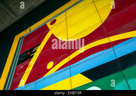 L'acier et l'art de l'émail sur une porte de la Vidhan Sabha ou assemblée législative conçue par Le Corbusier à Chandigarh, Inde Banque D'Images