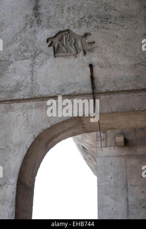 Un petit symbole inscrit dans le béton coulé de la Vidhan Sabha ou assemblée législative conçue par Le Corbusier à Chandigarh Banque D'Images