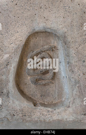 Un serpent symbole inscrit dans le béton coulé de la Vidhan Sabha ou assemblée législative conçue par Le Corbusier à Chandigarh Banque D'Images