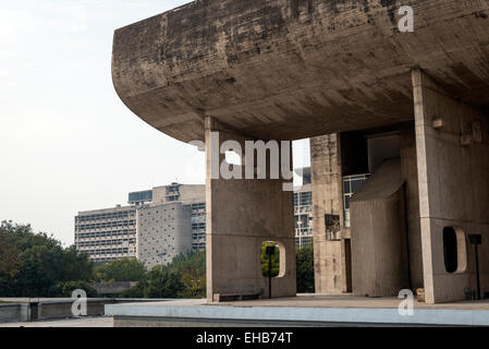 La Vidhan Sabha ou assemblée législative conçue par Le Corbusier à Chandigarh, Inde Banque D'Images