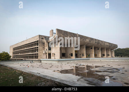 La Vidhan Sabha ou assemblée législative conçue par Le Corbusier à Chandigarh, Inde Banque D'Images