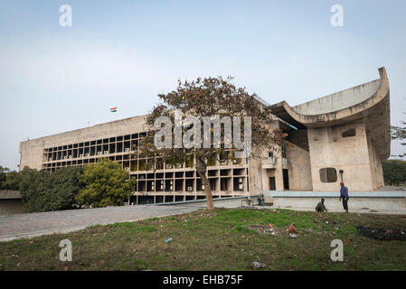 La Vidhan Sabha ou assemblée législative conçue par Le Corbusier à Chandigarh, Inde Banque D'Images