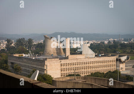 La Vidhan Sabha ou assemblée législative conçue par Le Corbusier à Chandigarh, Inde Banque D'Images