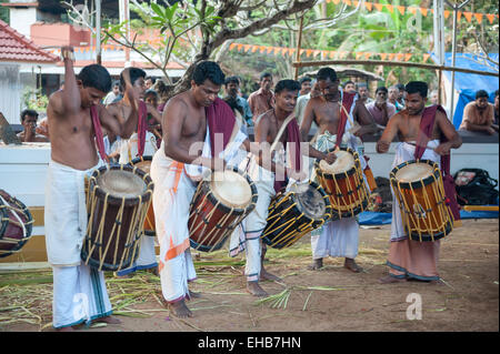 Batteurs dans temple pendant la performance Theyyam Banque D'Images