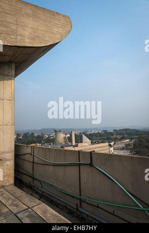 Le toit de l'immeuble du Secrétariat conçu par Le Corbusier à Chandigarh, Inde Banque D'Images