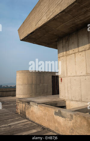 Le toit de l'immeuble du Secrétariat conçu par Le Corbusier à Chandigarh, Inde Banque D'Images