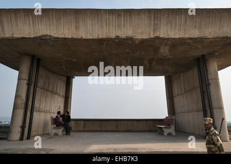 Le toit de l'immeuble du Secrétariat conçu par Le Corbusier à Chandigarh, Inde Banque D'Images