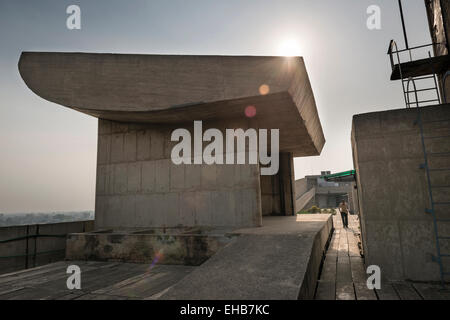 Le toit de l'immeuble du Secrétariat conçu par Le Corbusier à Chandigarh, Inde Banque D'Images