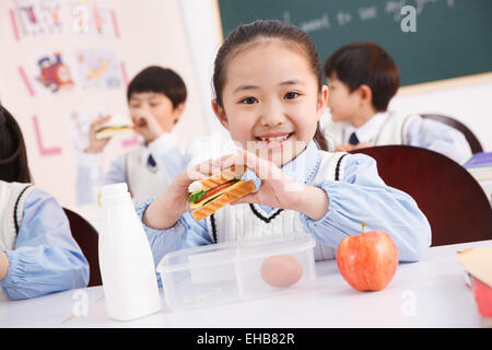 Élèves de l'école primaire en classe Banque D'Images