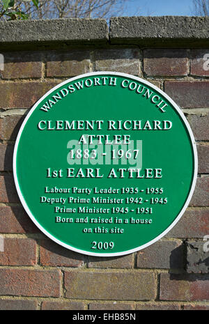 Conseil de Wandsworth plaque vert marquant l'emplacement de la maison d'enfance de politicien Clement Attlee, Putney, Londres, Angleterre Banque D'Images