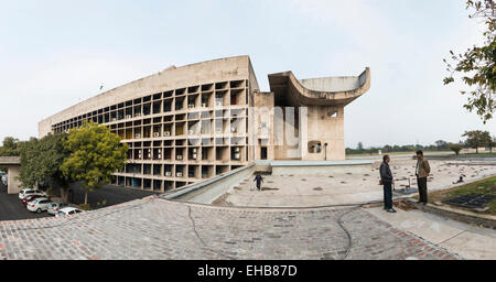 La Vidhan Sabha ou assemblée législative conçue par Le Corbusier à Chandigarh, Inde Banque D'Images