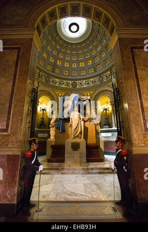 L'ARGENTINE, Buenos Aires, Cathédrale Métropolitaine, mausolée du Général José de San Martín gardés par des militaires en tenue d'unfiorm Banque D'Images