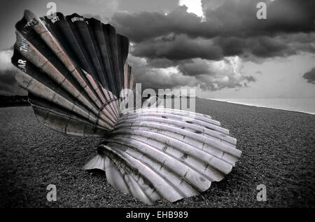 Maggie Hambling sculpture shell à ceux qui se sont noyés en mer. Aldeburgh, Suffolk, Angleterre, Royaume-Uni. Banque D'Images