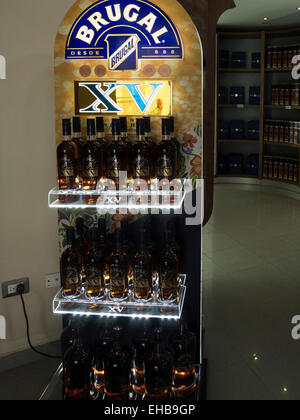 Les bouteilles de rhum Brugal Stand affichage dans la chambre d'échantillonnage de l'usine de fabrication et de Puerto Plata République Dominicaine se transforme en alcool de canne à sucre Banque D'Images