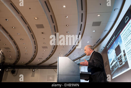 Munich, Allemagne. Mar 11, 2015. Le chef de la société allemande d'ingénierie mécanique, de MAN SE Georg Pachta-Reyhofen, parle au cours de la société les comptes annuels de la conférence de presse à Munich, Allemagne, 11 mars 2015. PHOTO : NICOLAS ARMER/dpa/Alamy Live News Banque D'Images