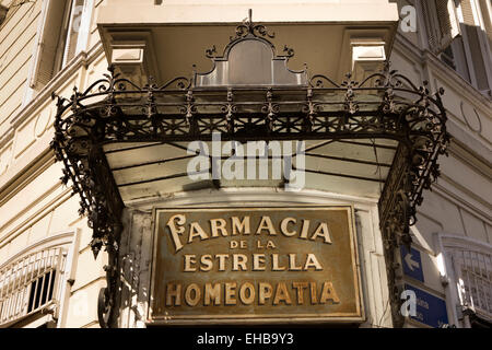 L'ARGENTINE, Buenos Aires, San Telmo, Defensa, pharmacie signe sur son tour de siècle Banque D'Images