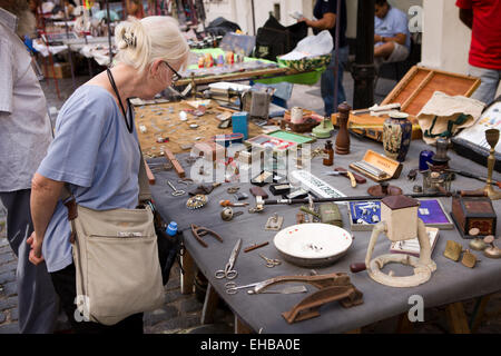 L'ARGENTINE, Buenos Aires, San Telmo, Defensa, visiteur à la recherche d'aubaines sur street market stall Banque D'Images