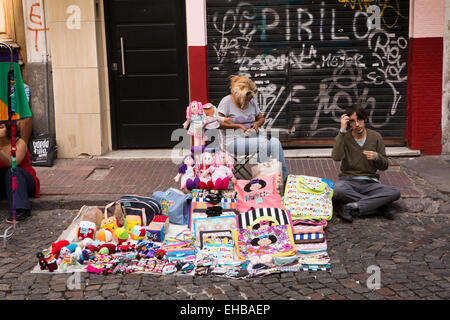 L'ARGENTINE, Buenos Aires, San Telmo marché, les jeunes marchands à soft toy stall Banque D'Images