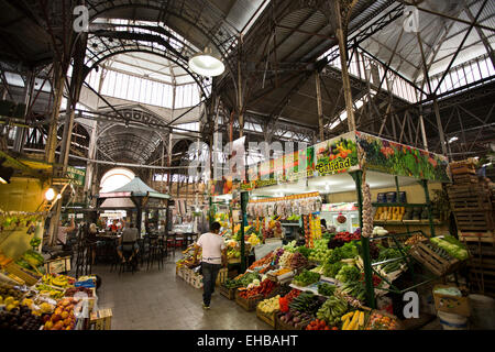 L'ARGENTINE, Buenos Aires, San Telmo marché de produits à l'intérieur, les gens au central café stall Banque D'Images