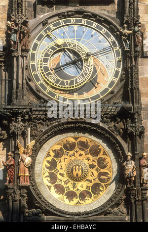 Horloge astronomique horloge astronomique de Prague à l'ancien hôtel de ville Staroměstská radnice old town square Prague République Tchèque Europe Banque D'Images