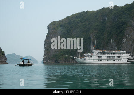 Bateau de tourisme de luxe,énorme, les montagnes de calcaire karstique dans le parc national de Cat Ba, La Baie d'Halong,Ha Long, Ha Long, Halong Bay, Vietnam, Banque D'Images