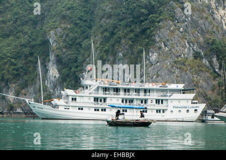 Bateau de tourisme de luxe,énorme, les montagnes de calcaire karstique dans le parc national de Cat Ba, La Baie d'Halong,Ha Long, Ha Long, Halong Bay, Vietnam, Banque D'Images