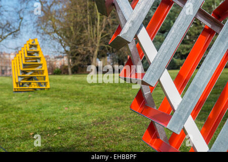 Sculpture par Sheila Vollmer. Battersea, Londres, Royaume-Uni. Mar 11, 2015. Le soleil du printemps n'a pas seulement fait sortir les jonquilles mais aussi les sculptures. L'Affordable Art Fair ouvre à Battersea et se déroule jusqu'au 15 mars. Le salon offre aux visiteurs la possibilité d'acheter plus de 100 galeries de travail à des prix entre 50 € et 4 000 €. Battersea Park, London UK 11 mars 2015. Crédit : Guy Bell/Alamy Live News Banque D'Images