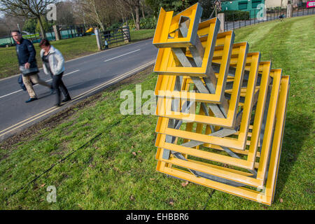 Sculpture par Sheila Vollmer. Battersea, Londres, Royaume-Uni. Mar 11, 2015. Le soleil du printemps n'a pas seulement fait sortir les jonquilles mais aussi les sculptures. L'Affordable Art Fair ouvre à Battersea et se déroule jusqu'au 15 mars. Le salon offre aux visiteurs la possibilité d'acheter plus de 100 galeries de travail à des prix entre 50 € et 4 000 €. Battersea Park, London UK 11 mars 2015. Crédit : Guy Bell/Alamy Live News Banque D'Images