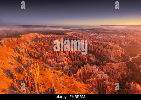 Lever de soleil sur Bryce amphitheater de cheminées de grès Inspiration point Bryce Canyon National Park Utah USA Banque D'Images