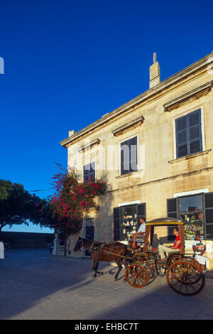 L'Europe méditerranéenne, de Malte, Mdina, cheval et panier dans la vieille ville Banque D'Images