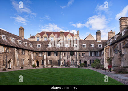 La vieille cour, Corpus Christi College, Cambridge, datant du 1350. L'ancien Laboratoire Cavendish est visible derrière. Banque D'Images