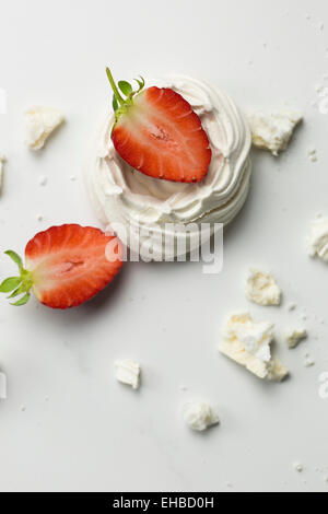 Série sur l'Eton Mess, un dessert traditionnel Anglais de fraises, meringue et crème Banque D'Images