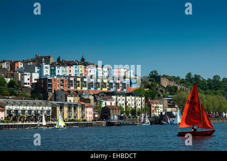 Vue sur Rivière Avon vers riverside apartments en Bristol avec bateau à voile Banque D'Images