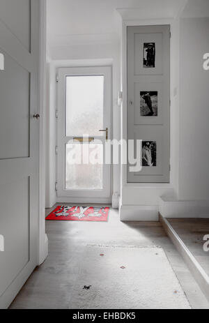 À l'intérieur d'une maison au Royaume-Uni avec un décor moderne montrant une porte menant à l'extérieur. Banque D'Images