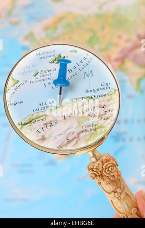 Blue tack sur carte de l'Afrique avec une loupe à la recherche sur Alger, Algérie Banque D'Images