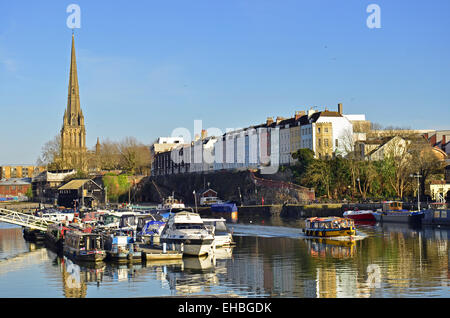 St Mary Redcliffe church building à Bristol en Angleterre, vu de Prince Street Bridge . Robert Timoney/Alamy. Banque D'Images