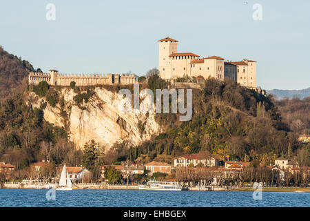 La forteresse d'Angera, sur le Lac Majeur, lombardia, Italie Banque D'Images
