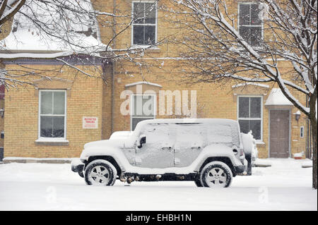 Un SUV en stationnement couvert de neige de l'hiver au Canada. Banque D'Images