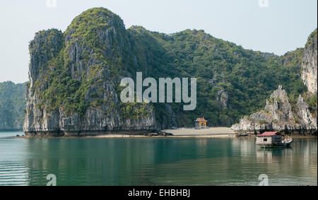 Culte sur plage et les montagnes de calcaire karstique dans le parc national de Cat Ba, La Baie d'Halong,Ha Long, Ha Long, Halong Bay, Vietnam Banque D'Images