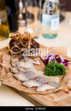 Restourant plat de service - morceaux de hareng à snack Banque D'Images