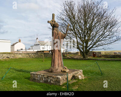 Statue moine Irlandais Saint Aidan de Lindisfarne fondateur Saint Monastère 634ANNONCE Northumberland England UK de l'île et la Couronne derrière Anchor Inn Banque D'Images