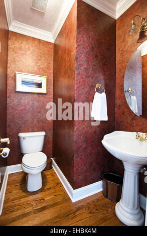 Résidentiel moderne tapissés salle d'eau dans une maison familiale Banque D'Images