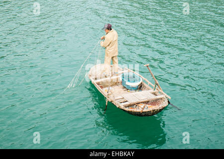 Le pêcheur local dans de simples bateaux de pêche dans le parc national de Cat Ba, La Baie d'Halong, Vietnam la baie d'Ha Long,, Banque D'Images