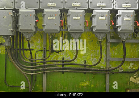 Vieux Câbles électriques et circuit dans le Fort Saint Gobain sur la ligne Maginot Modane Savoie France Banque D'Images