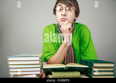 Young man reading a book Banque D'Images